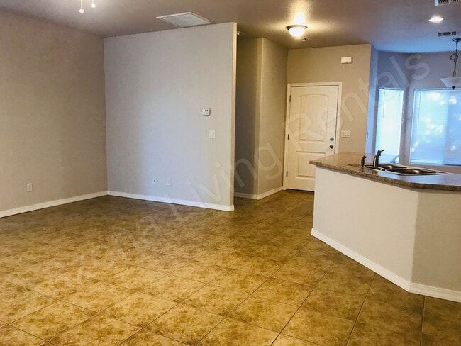 Building Photo - CHARMING TWO BEDROOM