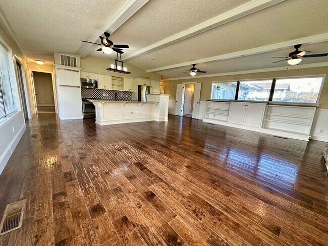 Foto del edificio - 5599 Salish Rd