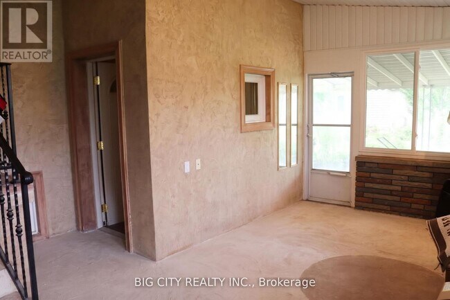 Building Photo - 30 Lozoway Dr
