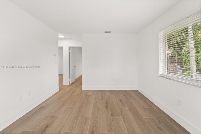 Foto del edificio - 37 NW 49th Ave