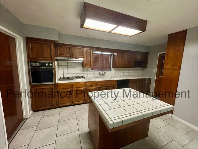 Building Photo - 2401 Sherwood Ave