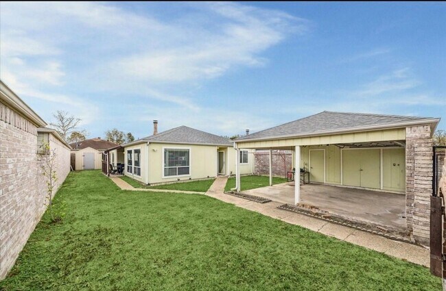 Foto del edificio - 16147 New Field Dr