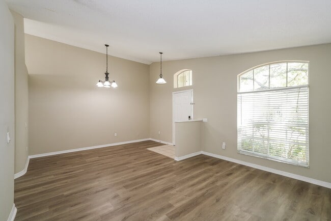 Building Photo - 402 Sonoma Dr