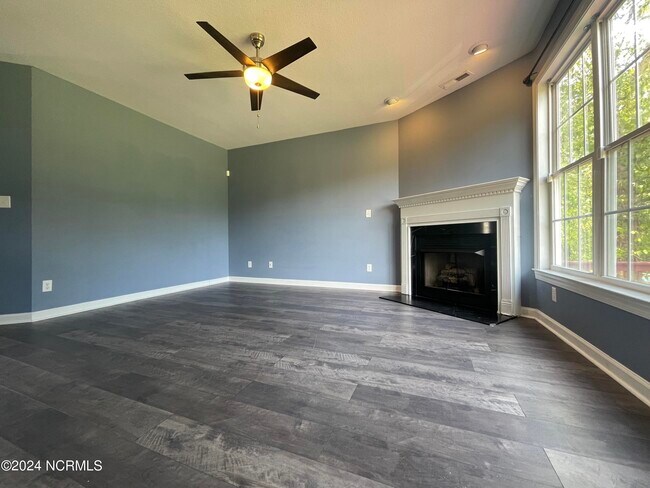 Foto del edificio - 160 Forest Bluff Dr