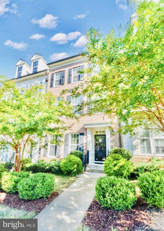 Primary Photo - 212 Almond Dr
