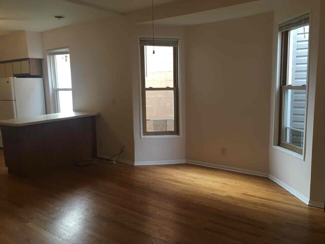 Building Photo - 2643 N Marshfield Ave
