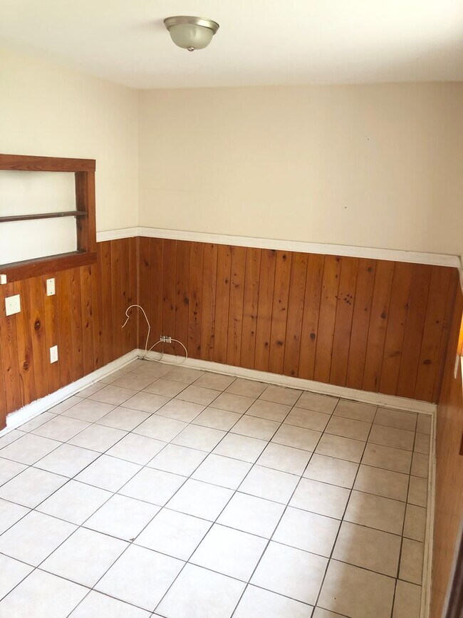 Building Photo - HUGE Lakeland 3BR/1BA w/Carport in Nice Re...