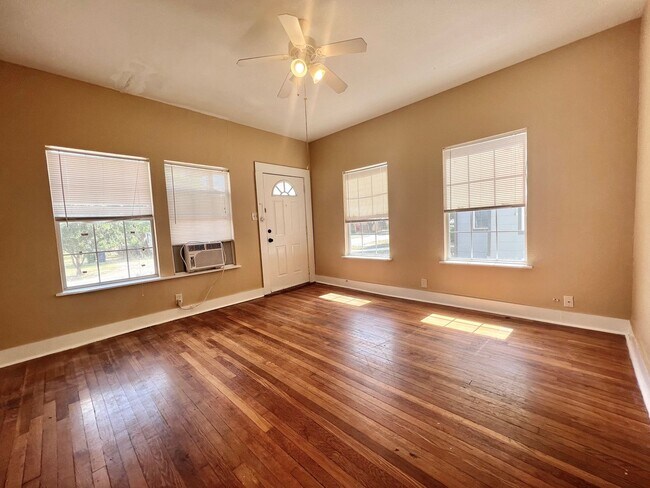 Foto del edificio - *MOVE IN SPECIAL* Charming Highland Park Duplex — Cozy City Living in the Heart of San Antonio