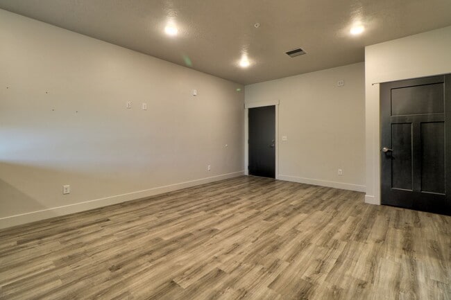 Building Photo - 67 E 500 S