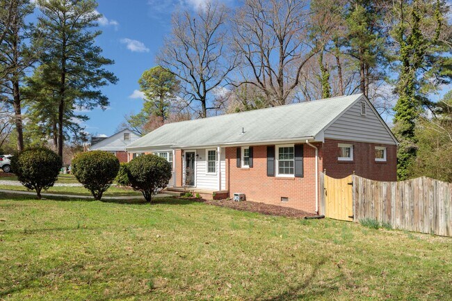 Building Photo - 3 Bedroom Home in the West End!