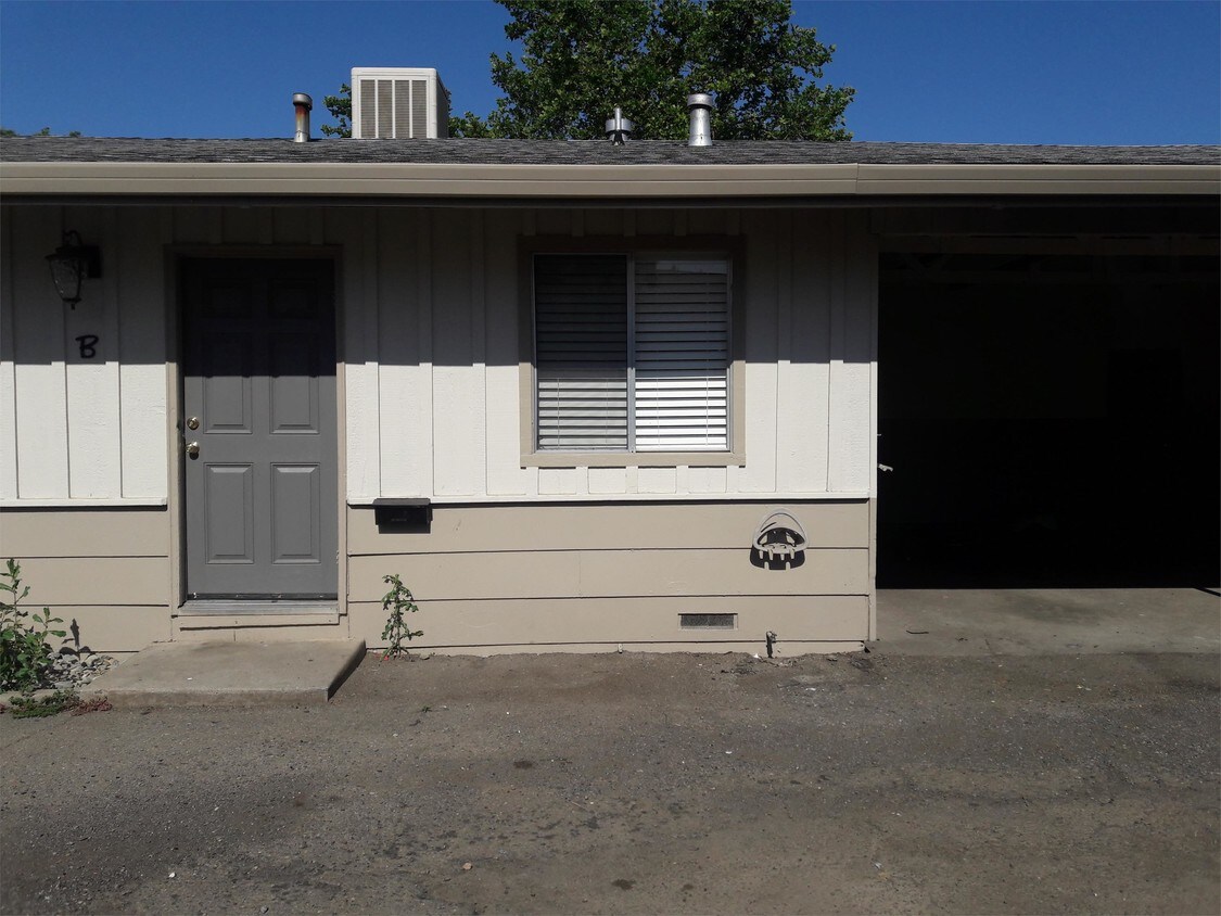 2763 Hawn Ave Unit 2763 C, Redding, CA 96002 Room for Rent in Redding