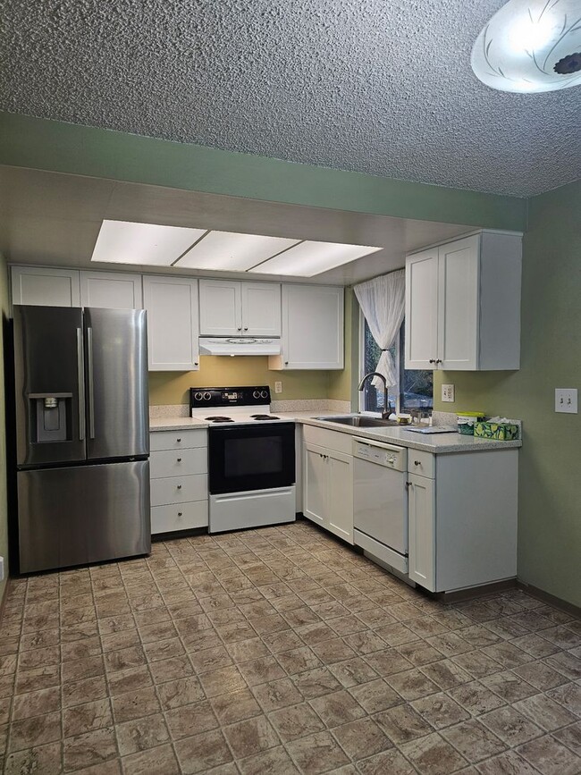 Building Photo - 3 Bedroom 1.5 Bathroom Single Family Home ...