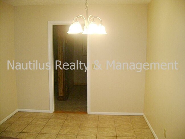 Building Photo - 619 Barton Ave