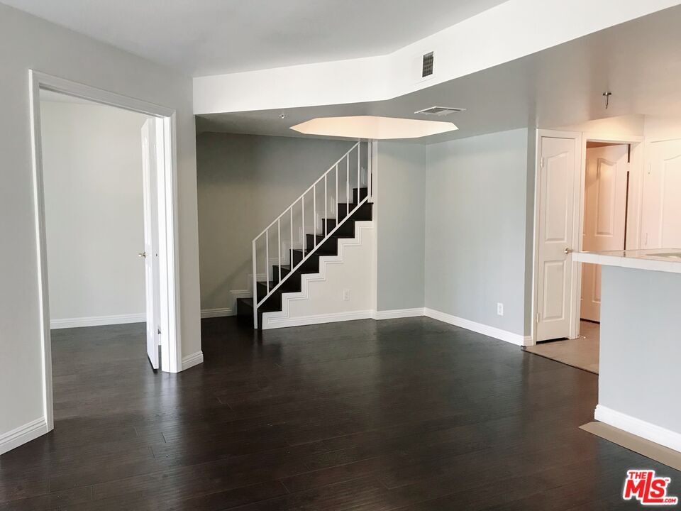 Foto principal - 4750 Templeton St