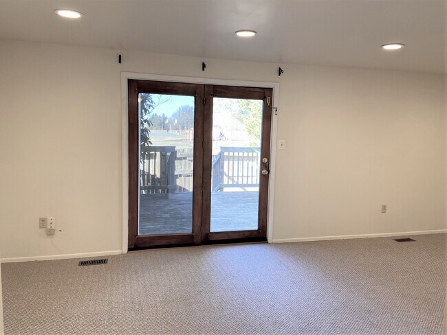 Sala de estar que conducen a la terraza - 17534 Kohlhoss Rd