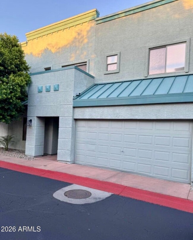 Building Photo - 2027 E University Dr