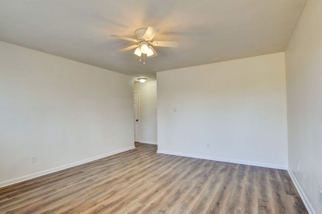 Building Photo - 936-938 Schumann Dr