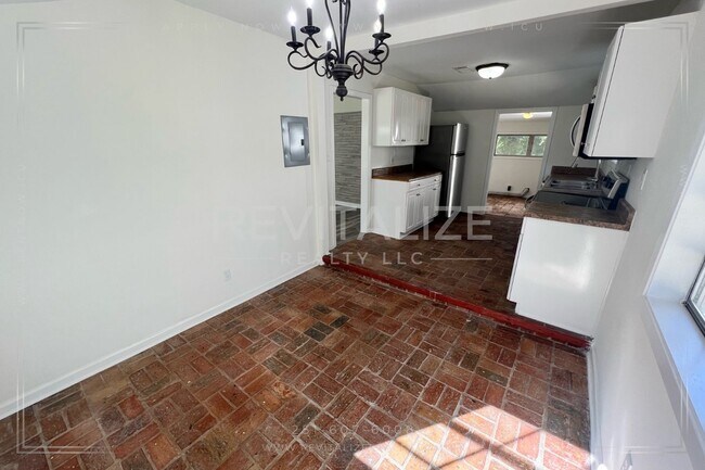 Foto del edificio - Completely Renovated 3 Bedroom 2 Bathroom ...