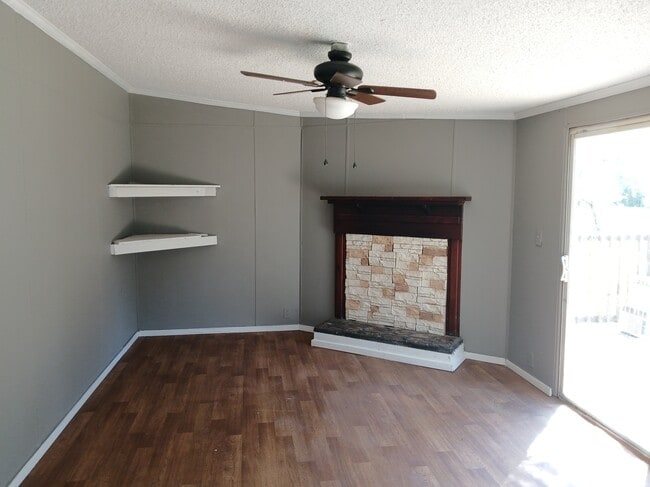 Building Photo - 1038 Viking Ct