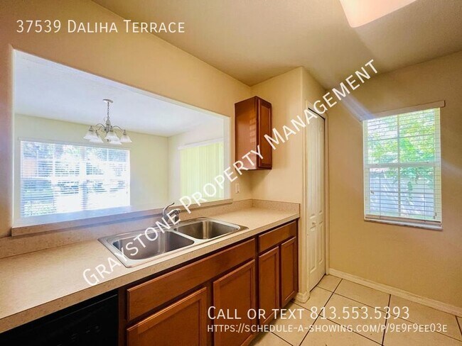 Foto del edificio - Zephyrhills townhome with three bedrooms a...