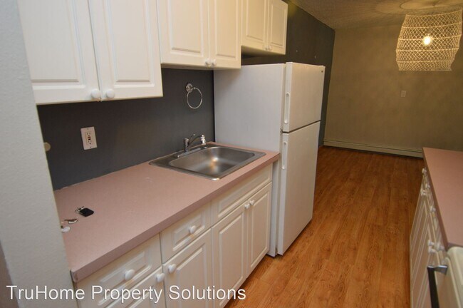 Building Photo - 2 br, 1 bath House - 921 32nd Ave S #8