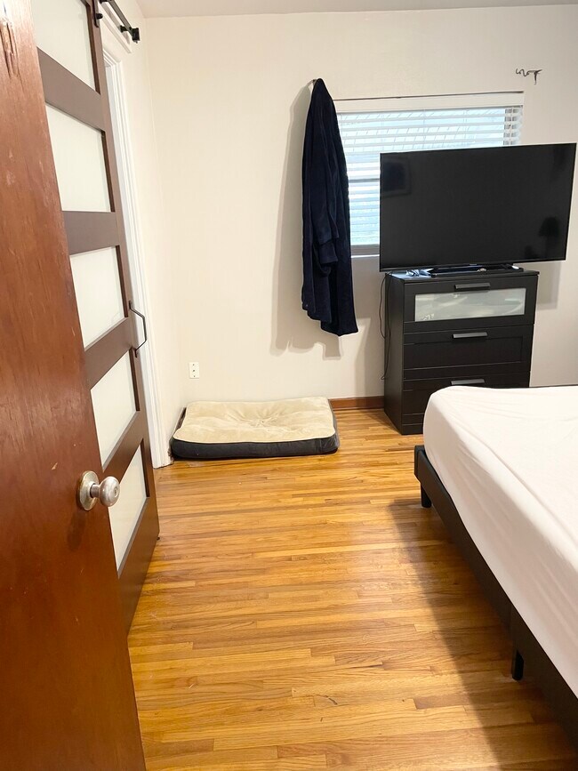 Q spacious bedroom - 809 E Church St