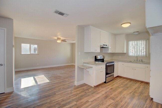 Building Photo - 211 Schuerle St