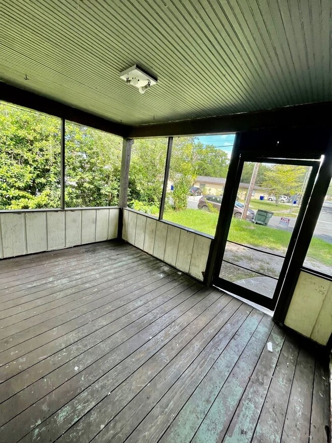 Foto del edificio - NICE 3BR/1BA Lakeland Home w/Large Covered Porch. NO APPLICATION FEE!