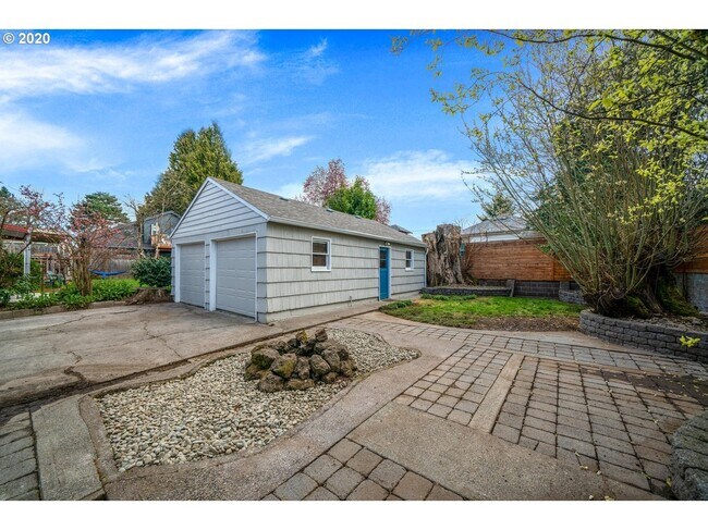 Yard with fire pit and detached garage - 2124 SE 42nd Avenue