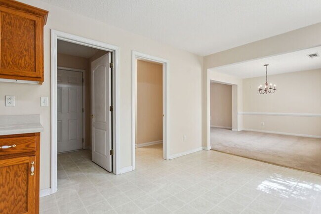 Building Photo - Cozy townhome with attached garage