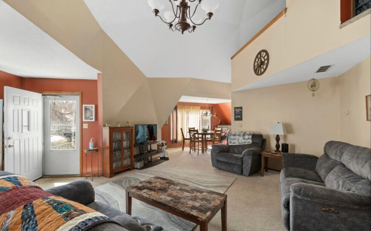 2213 Kennedy Ave Unit Upper, Bismarck, ND 58501 Room for Rent in