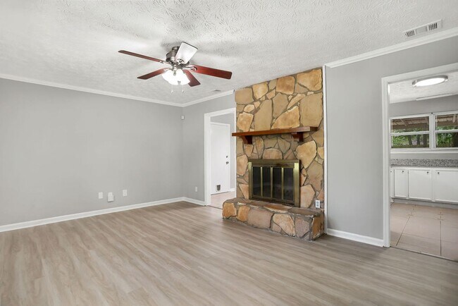 Foto del edificio - 3 bedroom 2 bath home in Village Green