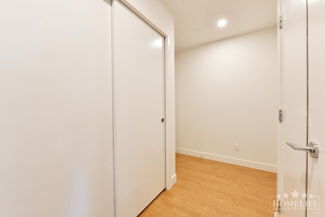 Building Photo - Bright & Spacious 2 Bedroom 2 Bathroom Corner Condo with Panoramic Views in Surrey Central