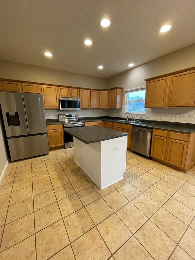 Foto del edificio - Beautiful 4 Bedroom Single Family Home - Harrison School District