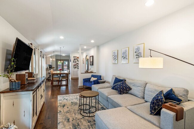 Building Photo - Beautiful Home Steps to Cleveland Park!