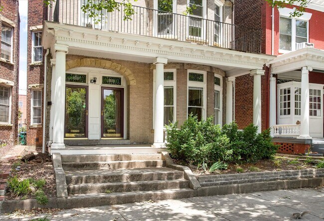 Foto del edificio - Swanky 1st floor duplex in Church Hill across from Jefferson Park
