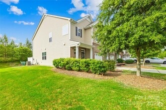 Building Photo - 3233 Yarmouth Ln