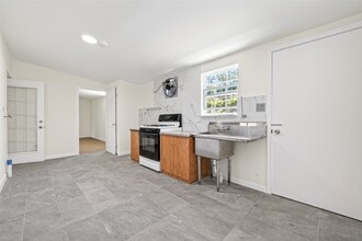 Building Photo - 7950 Longridge Dr