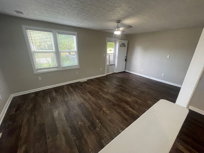 Foto del edificio - Coming Soon ! Large 2 BR single family hom...