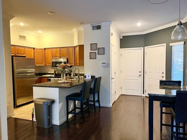 Foto del edificio - STUNNING UPDATED 1 BED / 1 BATH BILTMORE A...