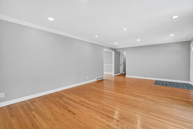 Foto del edificio - Beautiful, one of a kind property on four ...