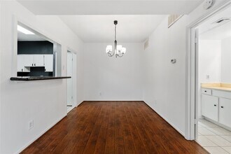 Building Photo - 2100 Tanglewilde St
