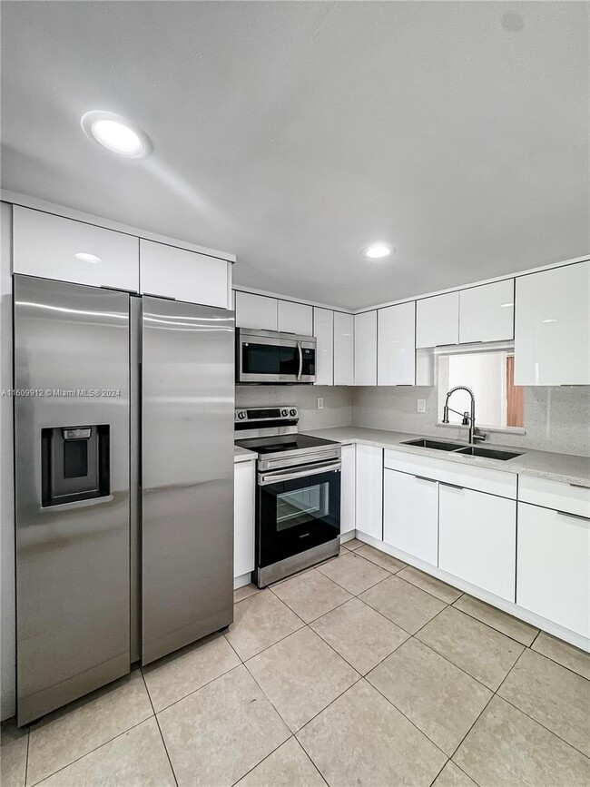 Building Photo - 839 W 79th St