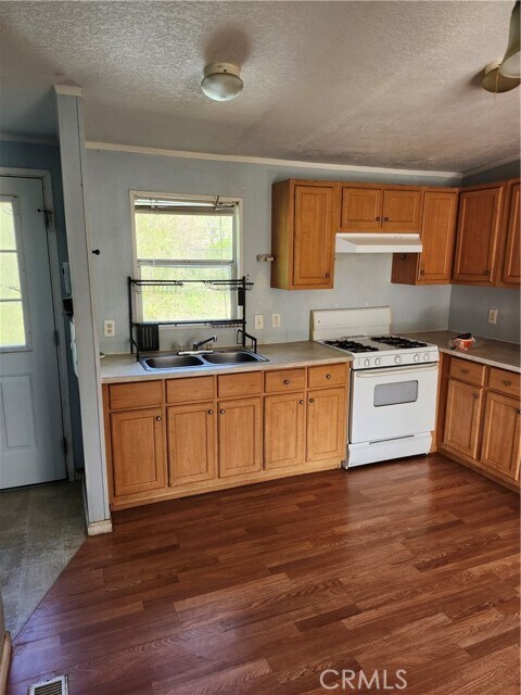 Foto del edificio - 43709 Lake Hughes Rd