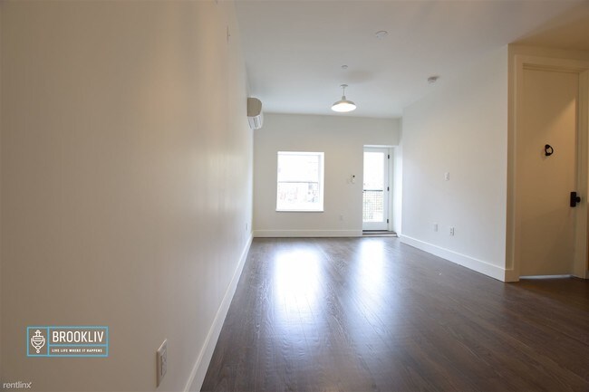 Building Photo - 295 Montgomery St