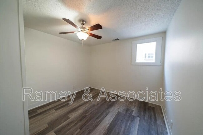 Building Photo - 837 E Burnett Ave