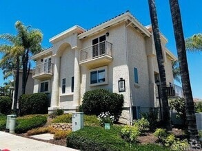 Building Photo - 2520 Navarra Dr