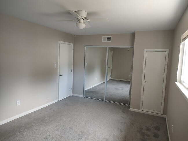 Foto del edificio - 807 Spencer Ct