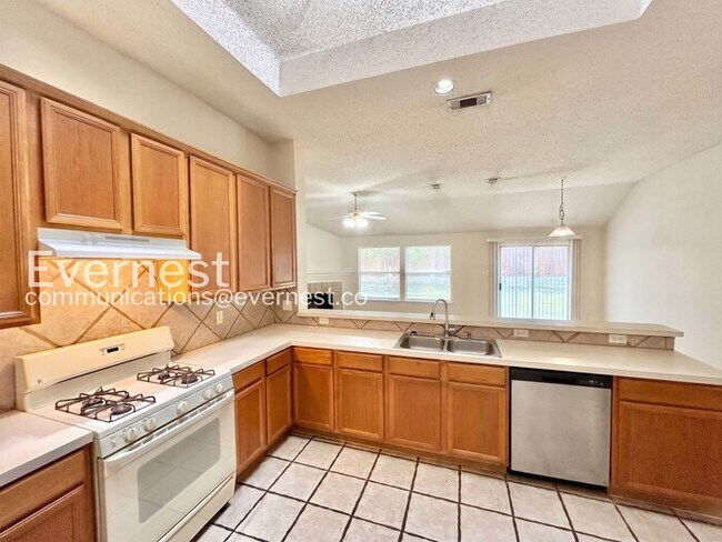 Foto del edificio - 4 Bed/2 Bath Home with Garage / Pet-Friendly / Available Now!