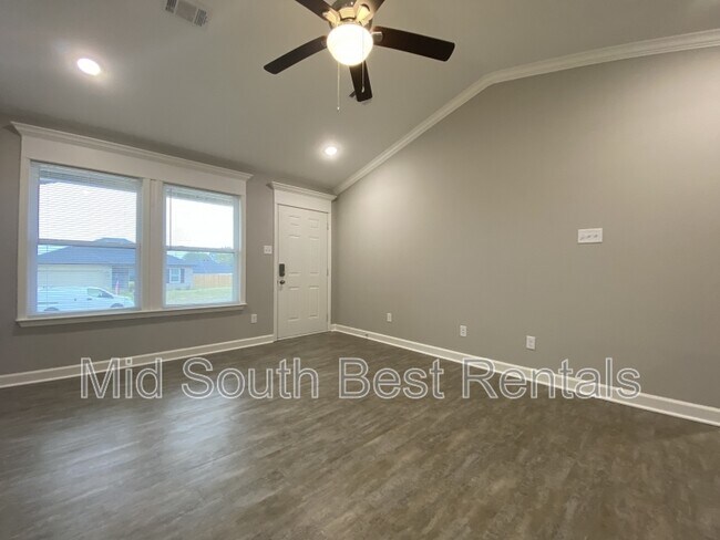 Building Photo - 209 Meadowlark St